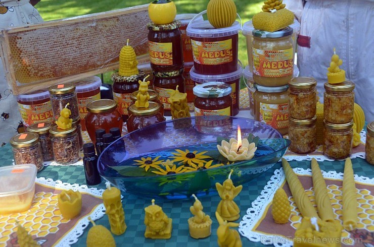 Ar medus, biškopības produktu un ķiploku tirdziņu, degustācijām, prezentācijām un konkursiem norisinājies pirmie Medus un ķiploku svētki Daugavpilī 182561