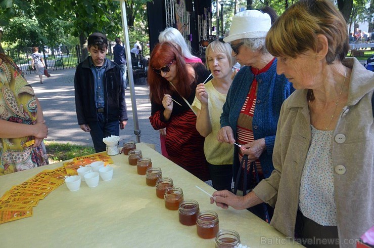 Ar medus, biškopības produktu un ķiploku tirdziņu, degustācijām, prezentācijām un konkursiem norisinājies pirmie Medus un ķiploku svētki Daugavpilī 182570