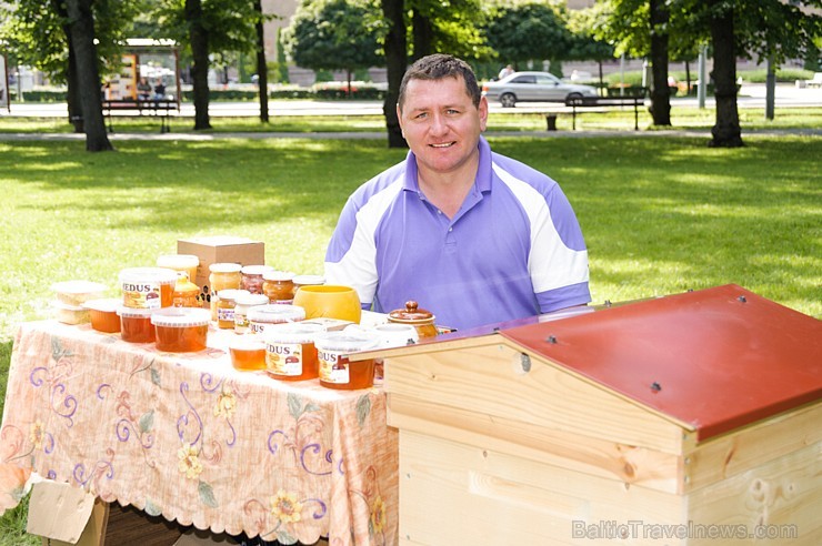 Ar medus, biškopības produktu un ķiploku tirdziņu, degustācijām, prezentācijām un konkursiem norisinājies pirmie Medus un ķiploku svētki Daugavpilī 182581