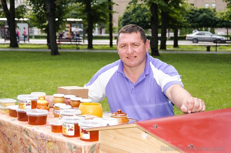 Ar medus, biškopības produktu un ķiploku tirdziņu, degustācijām, prezentācijām un konkursiem norisinājies pirmie Medus un ķiploku svētki Daugavpilī 182582