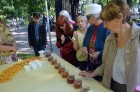 Ar medus, biškopības produktu un ķiploku tirdziņu, degustācijām, prezentācijām un konkursiem norisinājies pirmie Medus un ķiploku svētki Daugavpilī 13