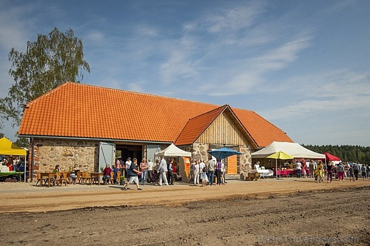 Līdz ar tirdziņa atklāšanu zirgu pasta pirmajā renovētajā ēkā, unikālais 18. gadsimta ēku komplekss atkal ir ieguvis jaunu elpu un pieejamību Līdz ar tirdziņa atklāšanu zirgu pasta pirmajā renovētajā ēkā, unikālais 18. gadsimta ēku komplekss atkal ir ieguvis jaunu elpu un pieejamību 182629