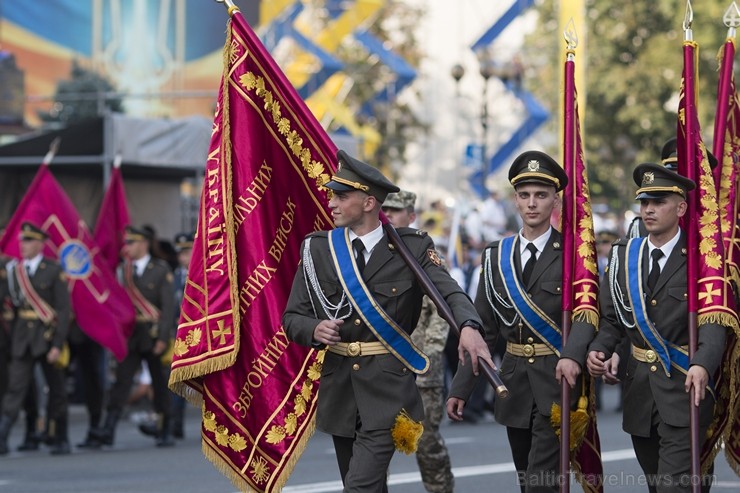 Ar grandiozu militāro parādi Kijevā atzīmē Ukrainas neatkarības dienu 182643