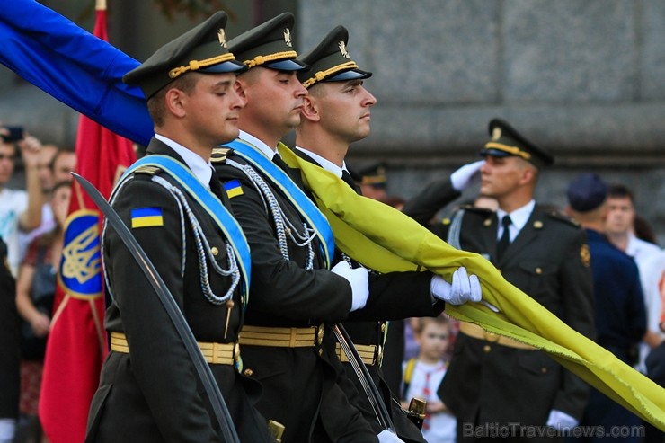 Ar grandiozu militāro parādi Kijevā atzīmē Ukrainas neatkarības dienu 182656