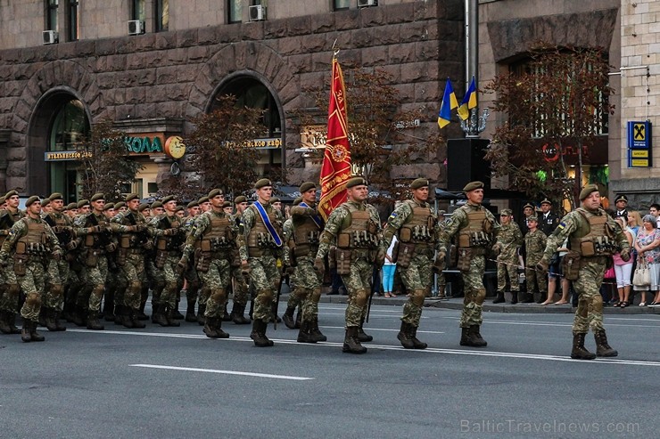 Ar grandiozu militāro parādi Kijevā atzīmē Ukrainas neatkarības dienu 182675