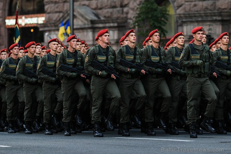 Ar grandiozu militāro parādi Kijevā atzīmē Ukrainas neatkarības dienu 182697