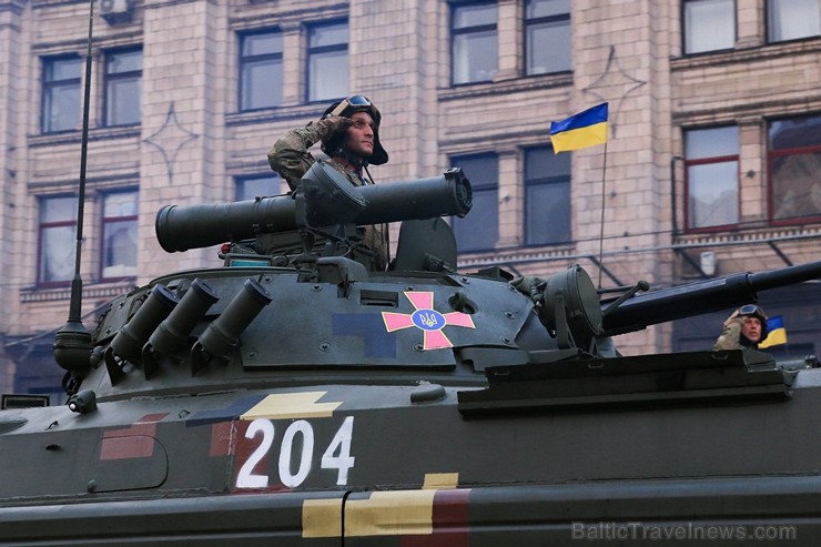 Ar grandiozu militāro parādi Kijevā atzīmē Ukrainas neatkarības dienu 182709