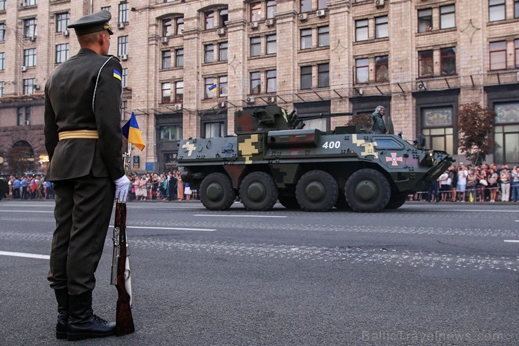 Ar grandiozu militāro parādi Kijevā atzīmē Ukrainas neatkarības dienu 182713