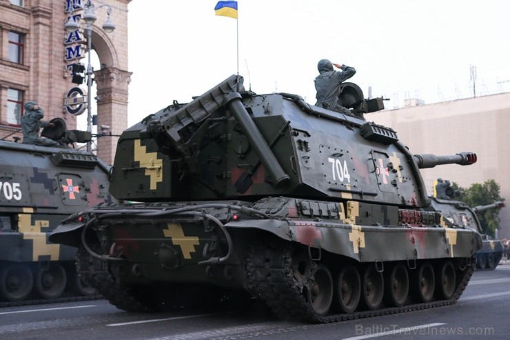 Ar grandiozu militāro parādi Kijevā atzīmē Ukrainas neatkarības dienu 182727