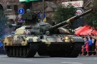 Ar grandiozu militāro parādi Kijevā atzīmē Ukrainas neatkarības dienu 63