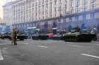 Ar grandiozu militāro parādi Kijevā atzīmē Ukrainas neatkarības dienu 65