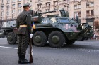 Ar grandiozu militāro parādi Kijevā atzīmē Ukrainas neatkarības dienu 75