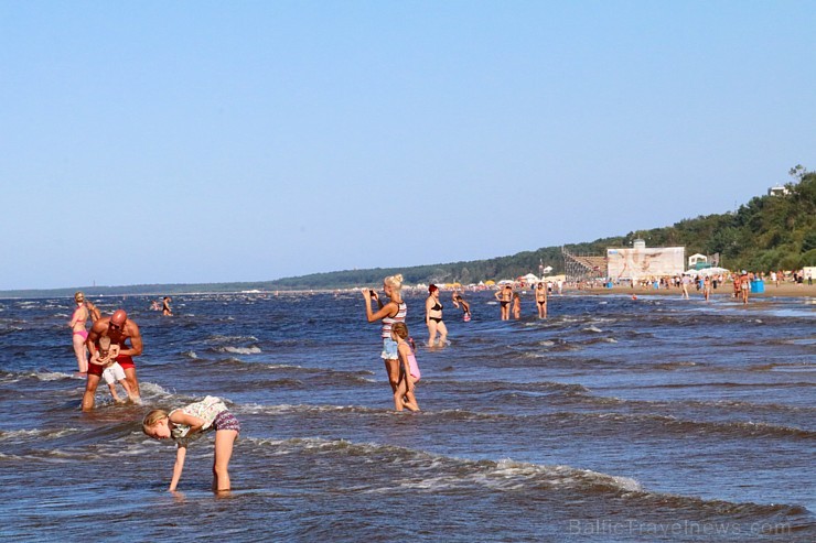Nedēļas nogalē Jūrmalas pludmale ir pilna ar atpūtniekiem un tūristiem 182781