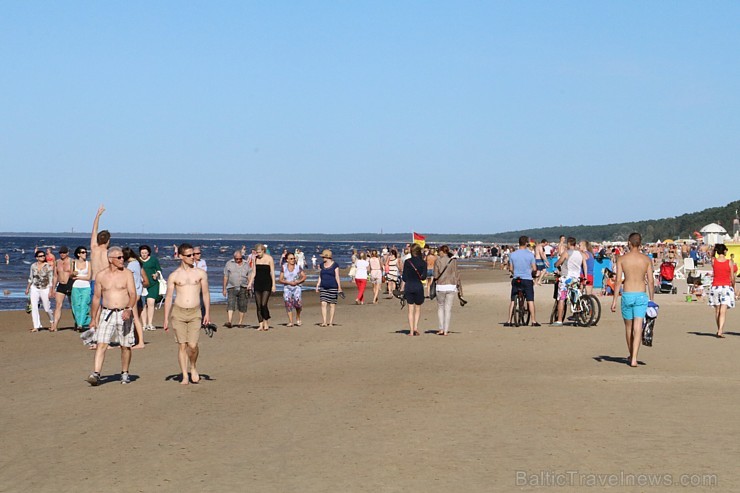 Nedēļas nogalē Jūrmalas pludmale ir pilna ar atpūtniekiem un tūristiem 182794