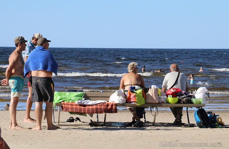 Nedēļas nogalē Jūrmalas pludmale ir pilna ar atpūtniekiem un tūristiem 182798