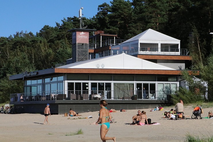Nedēļas nogalē Jūrmalas pludmale ir pilna ar atpūtniekiem un tūristiem 182799