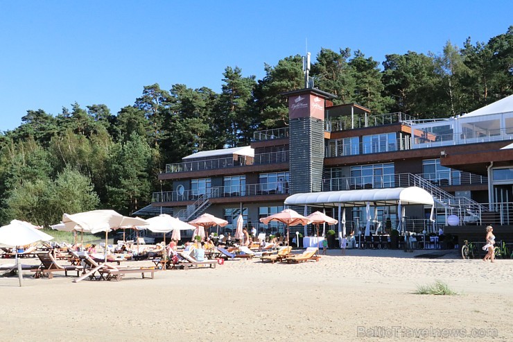 Nedēļas nogalē Jūrmalas pludmale ir pilna ar atpūtniekiem un tūristiem 182800