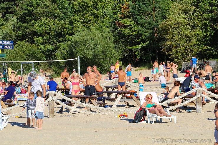 Nedēļas nogalē Jūrmalas pludmale ir pilna ar atpūtniekiem un tūristiem 182803