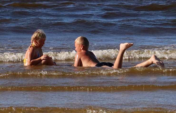 Nedēļas nogalē Jūrmalas pludmale ir pilna ar atpūtniekiem un tūristiem 182806