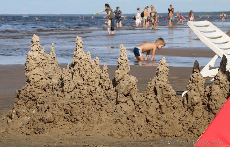 Nedēļas nogalē Jūrmalas pludmale ir pilna ar atpūtniekiem un tūristiem 182818