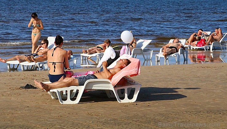 Nedēļas nogalē Jūrmalas pludmale ir pilna ar atpūtniekiem un tūristiem 182822
