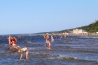 Nedēļas nogalē Jūrmalas pludmale ir pilna ar atpūtniekiem un tūristiem 5