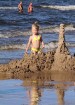 Nedēļas nogalē Jūrmalas pludmale ir pilna ar atpūtniekiem un tūristiem 10