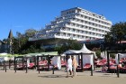 Nedēļas nogalē Jūrmalas pludmale ir pilna ar atpūtniekiem un tūristiem 17