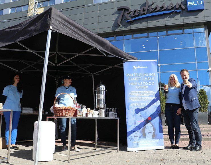 Pie viesnīcas «Radisson Blu Latvija» pret ziedojumu var malkot kafiju/tēju ar bulciņām 183949