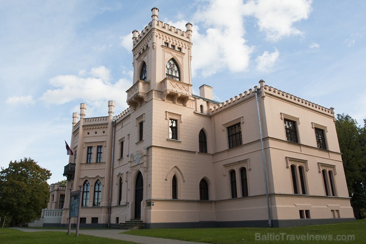Pils ir viens no ievērojamākajiem vēlās Tjūdoru neogotikas arhitektūras pieminekļiem Latvijā. Celta no 1860. līdz 1864. gadam Vidzemes landrātam Aleks 184067