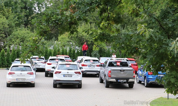 Travelnews.lv redakcija piedalās «Gada Auto» žūrijas braucienā uz Skrundas muižu