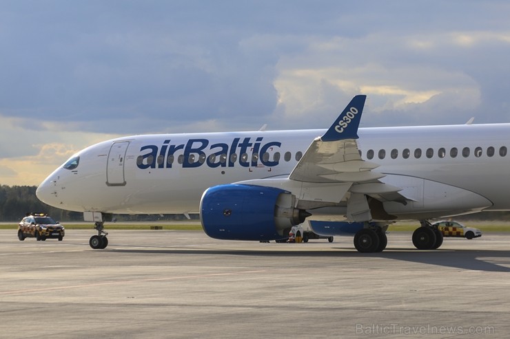 Starptautiskajā lidostā «Rīga» lidsabiedrība airBaltic prezentē Bombardier ražoto «CS300» lidmašīnu 184872