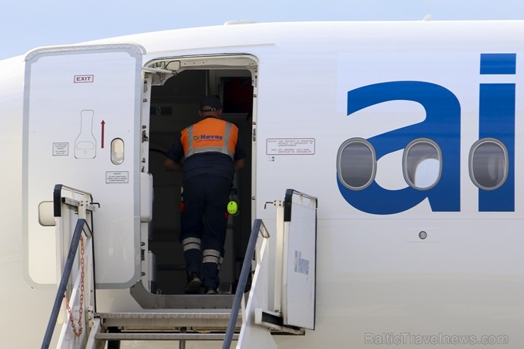 Starptautiskajā lidostā «Rīga» lidsabiedrība airBaltic prezentē Bombardier ražoto «CS300» lidmašīnu 184875