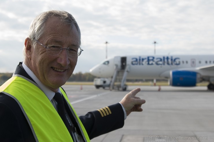 Starptautiskajā lidostā «Rīga» lidsabiedrība airBaltic prezentē Bombardier ražoto «CS300» lidmašīnu 184880