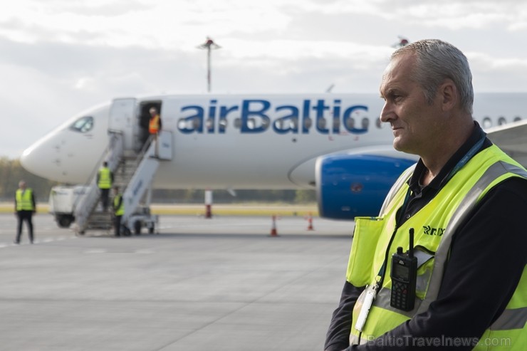 Starptautiskajā lidostā «Rīga» lidsabiedrība airBaltic prezentē Bombardier ražoto «CS300» lidmašīnu 184881