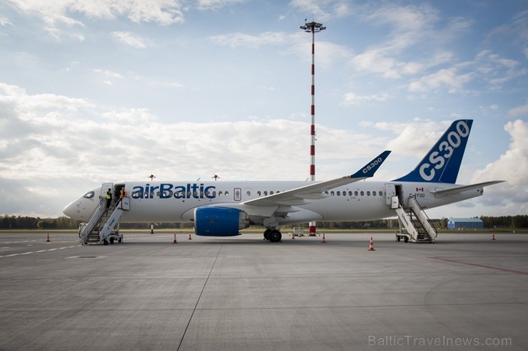 Starptautiskajā lidostā «Rīga» lidsabiedrība airBaltic prezentē Bombardier ražoto «CS300» lidmašīnu 184884