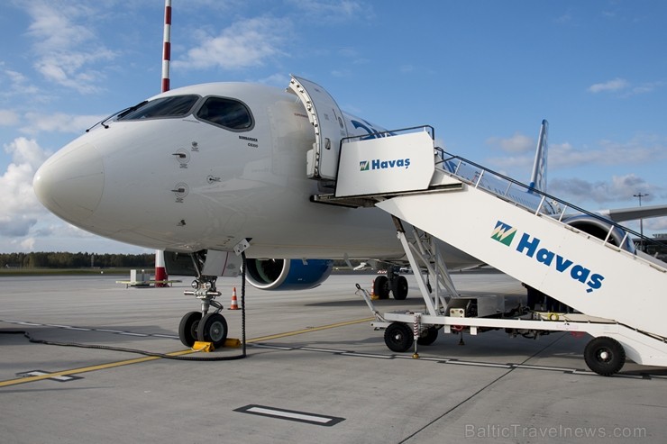 Starptautiskajā lidostā «Rīga» lidsabiedrība airBaltic prezentē Bombardier ražoto «CS300» lidmašīnu 184886