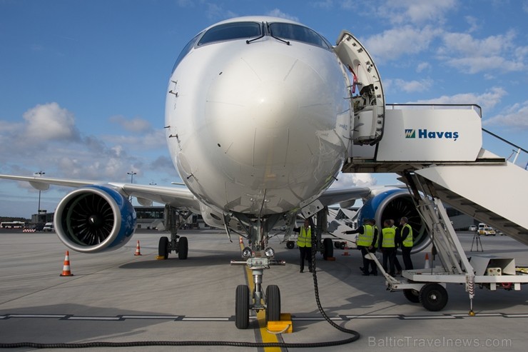 Starptautiskajā lidostā «Rīga» lidsabiedrība airBaltic prezentē Bombardier ražoto «CS300» lidmašīnu 184887