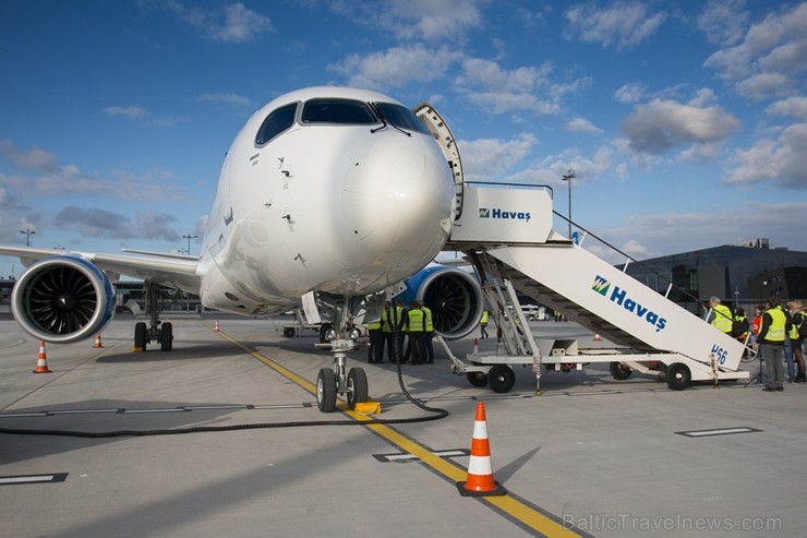 Starptautiskajā lidostā «Rīga» lidsabiedrība airBaltic prezentē Bombardier ražoto «CS300» lidmašīnu 184888