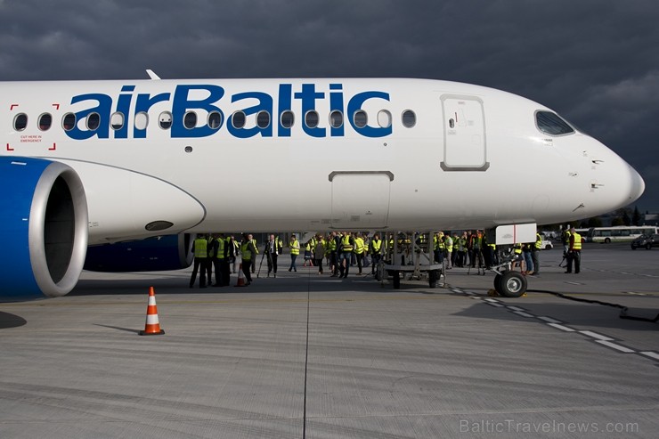 Starptautiskajā lidostā «Rīga» lidsabiedrība airBaltic prezentē Bombardier ražoto «CS300» lidmašīnu 184889
