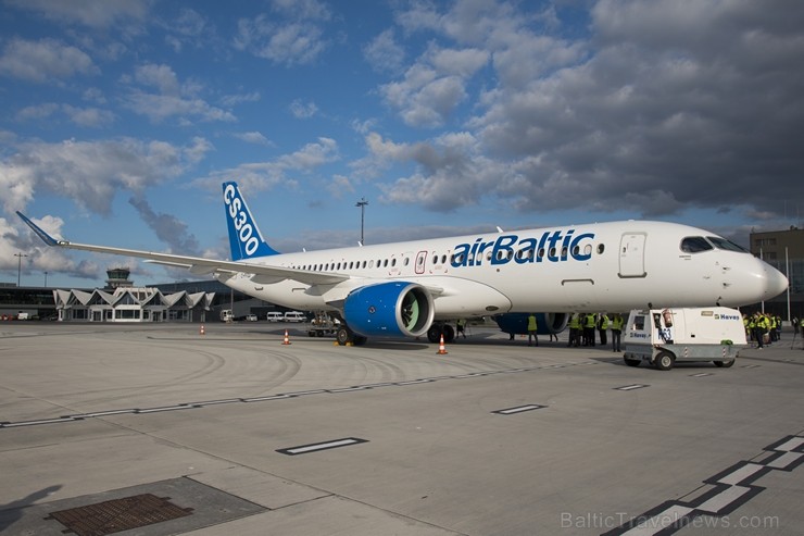Starptautiskajā lidostā «Rīga» lidsabiedrība airBaltic prezentē Bombardier ražoto «CS300» lidmašīnu 184890
