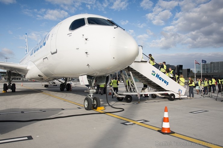 Starptautiskajā lidostā «Rīga» lidsabiedrība airBaltic prezentē Bombardier ražoto «CS300» lidmašīnu 184892