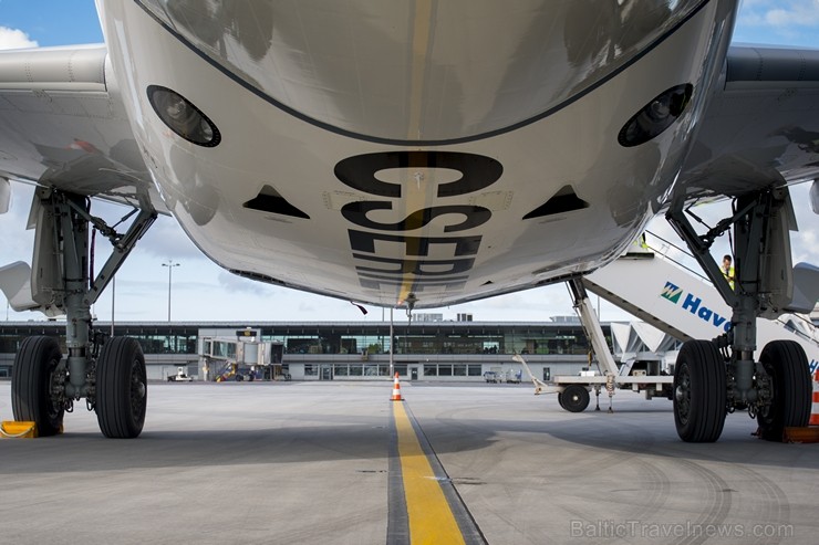 Starptautiskajā lidostā «Rīga» lidsabiedrība airBaltic prezentē Bombardier ražoto «CS300» lidmašīnu 184895