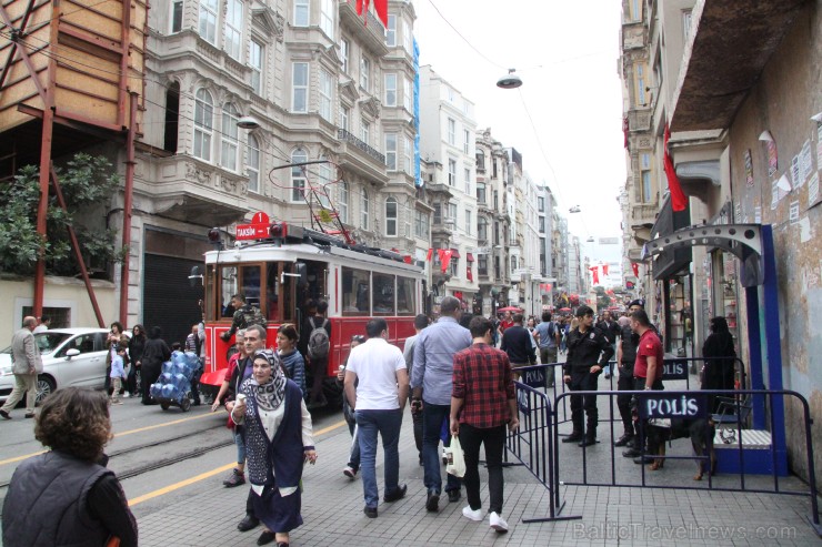 Istiklal gājēju ielā izvietoto vēstniecību tuvumā manāmi policijas posteņi. Tomēr pēc skaļi izskanējušajiem terora aktiem, iela nav zaudējusi savu sta 184914