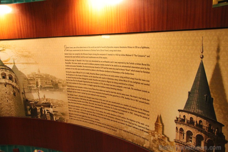 Torņa lifta zālē izvietota vēstures ekspozīcija un viens 