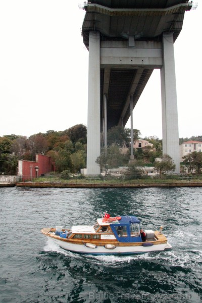 Bosforu šķērso divi tilti. Bosfora tilts (Boğaziçi Köprüsü) un Sultāna Mehmeda Iekarotāja tilts (Fatih Sultan Mehmet Köprüsü) Bosforu šķērso divi tilti. Bosfora tilts (Boğaziçi Köprüsü) un Sultāna Mehmeda Iekarotāja tilts (Fatih Sultan Mehmet Köprüsü) 185261