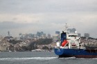 Jaunā Stambula ar savu augstceltņu varenību pilsētas Eiropas daļā. Krievijas kuģis LADA ar 3170 tonnāžu ved kravu uz Melno jūru 25