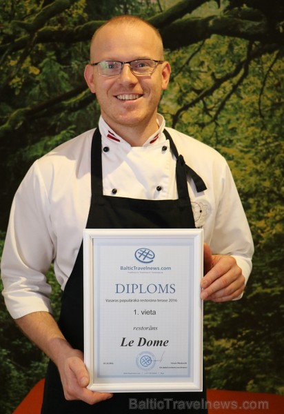 Restorāna «Le Dome» šefpavārs Sergejs Šiporovs ar diplomu «Populārākā vasaras restorāna terase 2016» 185365