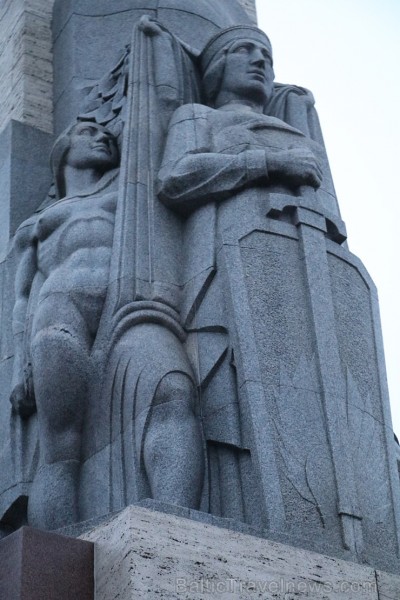 Par godu Latvijas dzimšanas dienai Travelnews.lv veic 97 apļus ap Brīvības pieminekli 187978