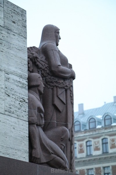 Par godu Latvijas dzimšanas dienai Travelnews.lv veic 97 apļus ap Brīvības pieminekli 187979